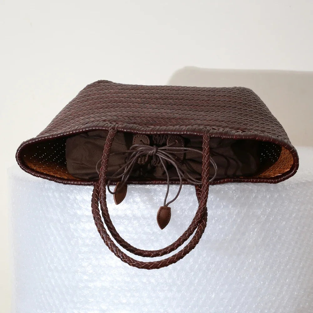 sac cabas en cuir de vachette tressé à la main.