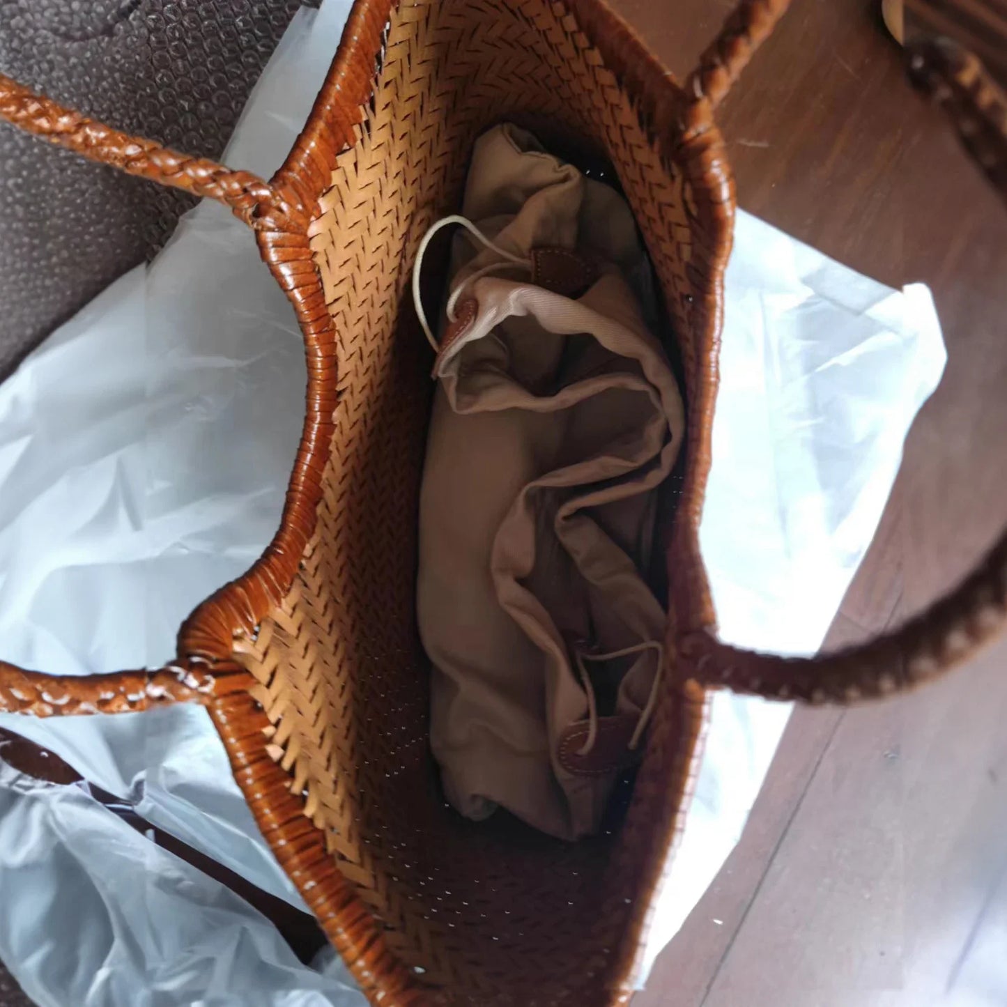 sac cabas en cuir de vachette tressé à la main.