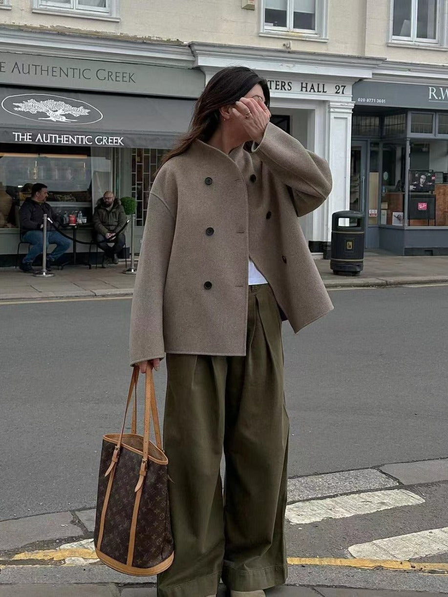 Manteau Court "British Chic" : Double Boutonnage et Élégance Décontractée - Paris Aura