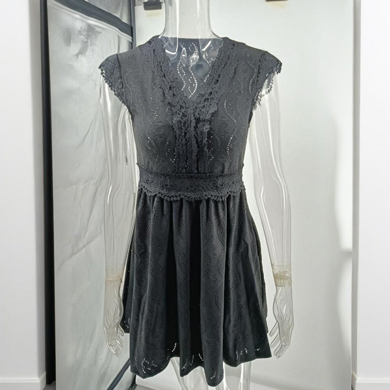 Robe d’Été Sexy & Chic – Col V, Manches Courtes Dentelle, Silhouette Sculptée - Paris Aura