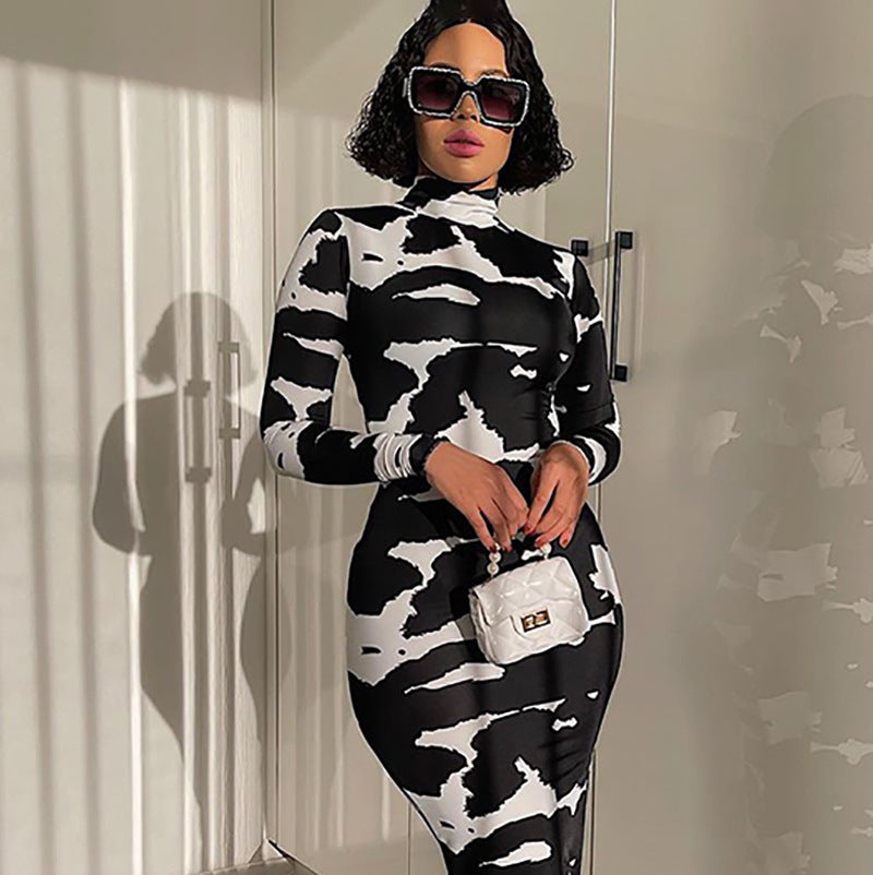 Robe Noire Slim à Col Roulé & Imprimé Floral – Élégance Assumée, Silhouette Sublimée - Paris Aura