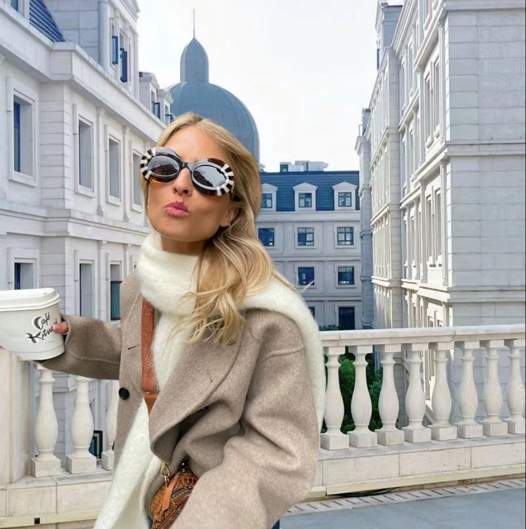 Manteau Court "British Chic" : Double Boutonnage et Élégance Décontractée - Paris Aura