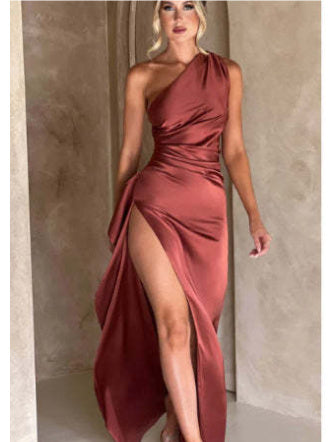Ariane – Robe Satinée Fendue à Épaule Dénudée - Paris Aura