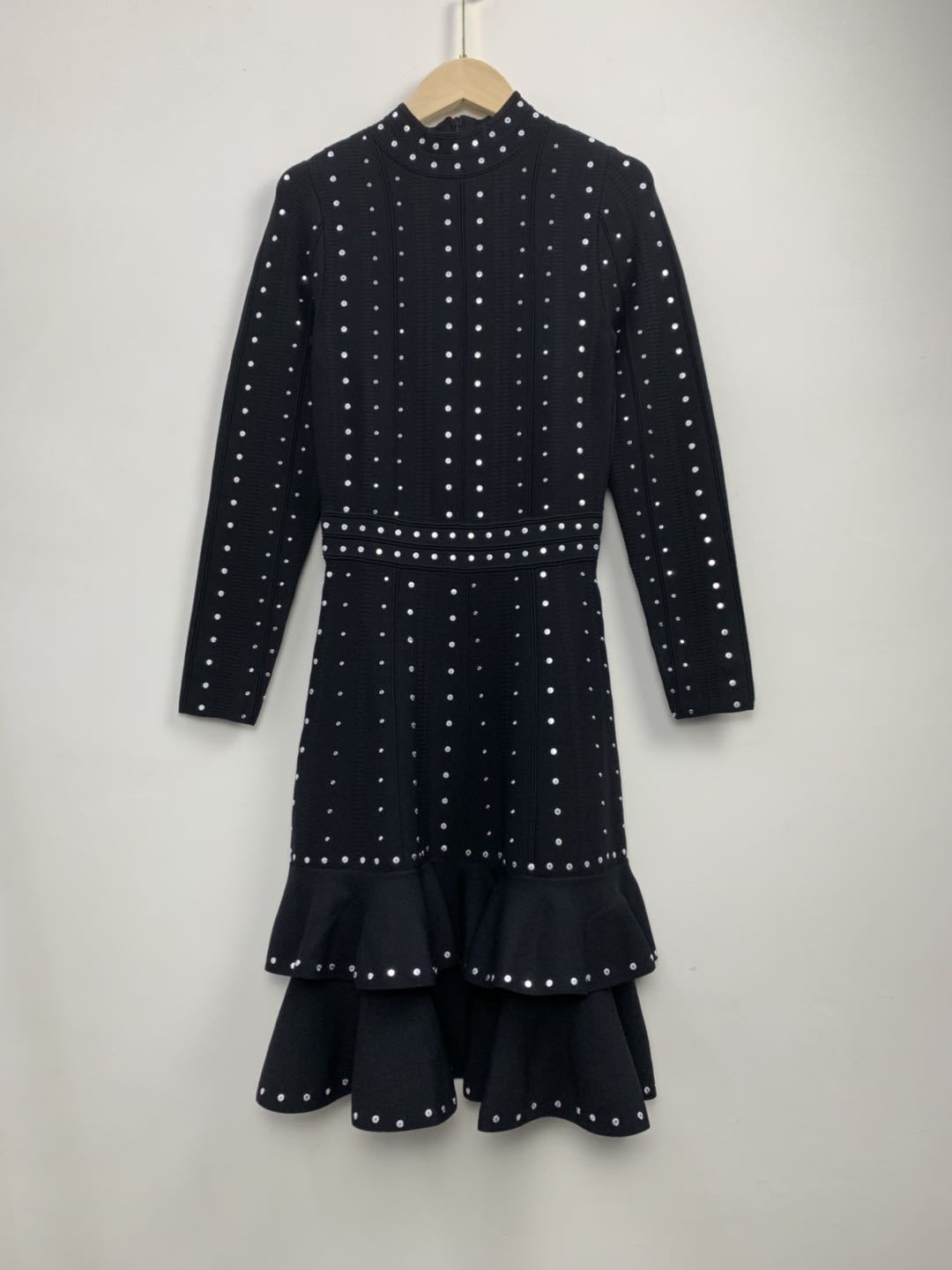 Robe Maille Noire à Volants & Paillettes – Taille Haute, Élégance Structurée - Paris Aura