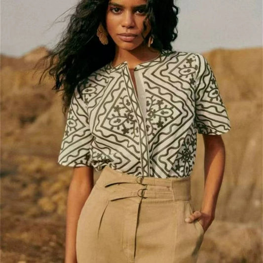 Blouse Rétro Brodée Verte – Été 2025 - Paris Aura