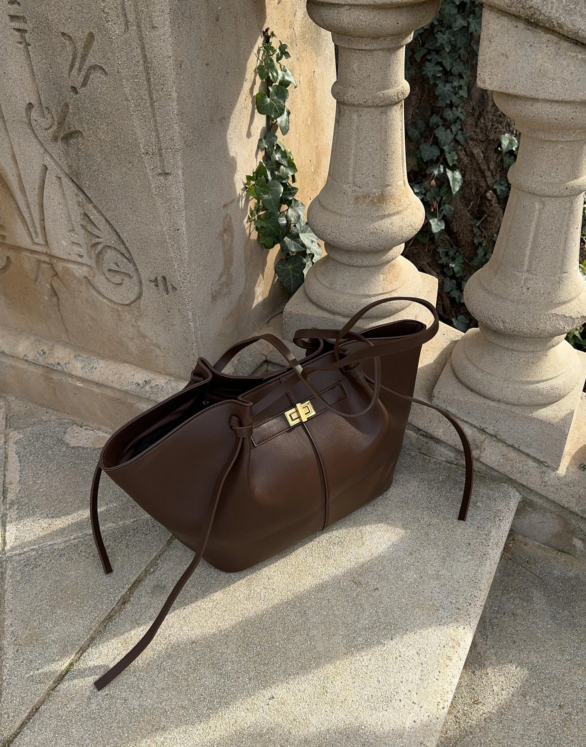 👜 Sac Cabas Luxe 2025 – Simili Cuir Premium & Fermoir Métal Vintage - Paris Aura
